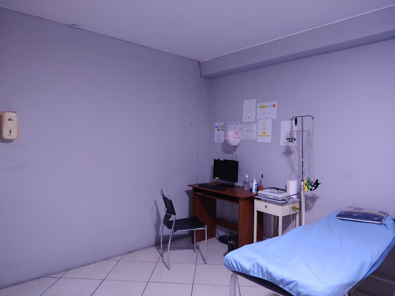 Consultorio de cardiología con electrocardiógrafo