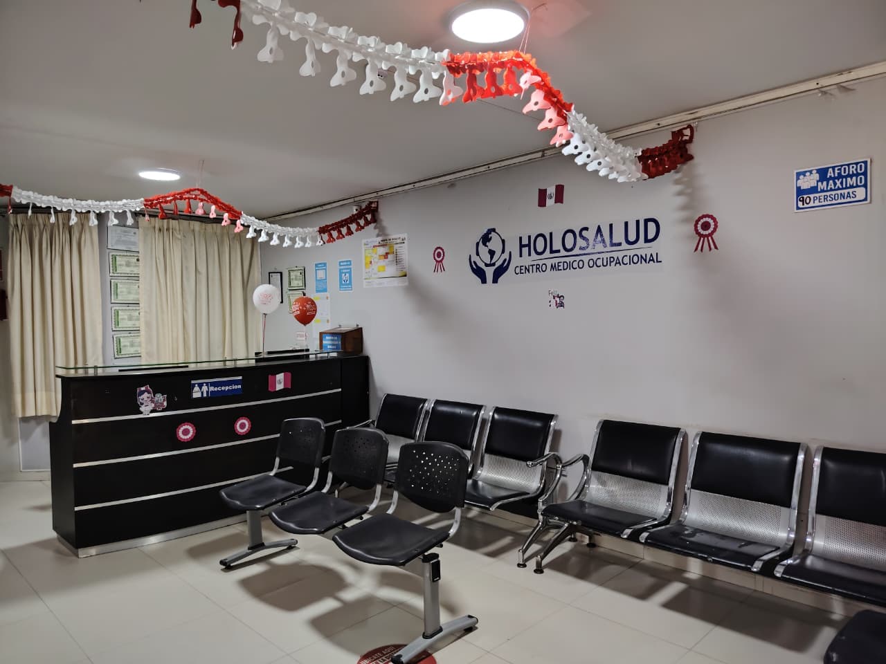 Sala de recepción y espera de HoloSalud en Ica